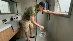 Cheiro volta no banheiro mesmo depois de limpar? O detalhe no ralo e na umidade que quase ninguém nota