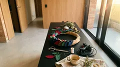 Guirlanda de Natal em feltro na porta: 18 ideias e por que o material é tão prático (e mais seguro no calor)