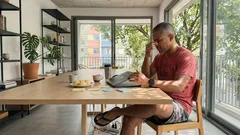 A partir de quantas horas por semana o corpo começa a cobrar — e por que o home office piorou essa conta