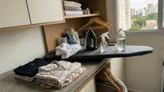 Passar roupa não precisa virar novela: a ordem certa e um detalhe da etiqueta que poupam tempo