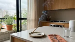 Acenda um incenso e repare no ar da casa: 12 aromas clássicos e como usar com mais consciência