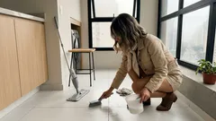 Piso branco sem manchas: o que usar (e o que evitar) em porcelanato, cerâmica, mármore e mais