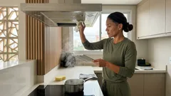 A coifa fica livre da gordura incrustada: água quente e um truque simples soltam a crosta sem riscar