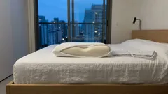 Travesseiro NASA: de onde vem a espuma que “abraça” e o que ela muda no seu descanso