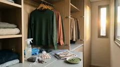 Os furinhos nas roupas não são azar: como limpar o guarda-roupa e afastar a traça com aromas simples (sem complicar)