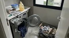 Sabão em pó, líquido ou cápsulas: o que muda na água fria, nas manchas e na dose certa