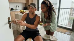 Primeiro a seco, depois a úmido: como limpar bronze e cobre sem perder a pátina