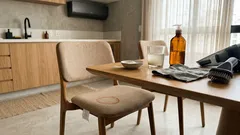 Como limpar o estofado da cadeira sem manchar: o segredo começa na etiqueta e termina com tudo bem seco