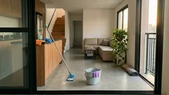 Faxina sem maratona: 10 ajustes simples para limpar a casa com menos dor e mais segurança