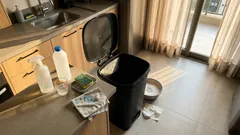 Cheiro de lixo na cozinha: o detalhe na limpeza da lixeira que muda tudo.