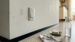 Parede branca marcada? 4 receitas caseiras para limpar sem manchar (antes de pensar em repintar)