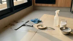 Piso da cozinha sem sofrimento: 7 dicas para tirar gordura, cuidar do rejunte e higienizar com segurança